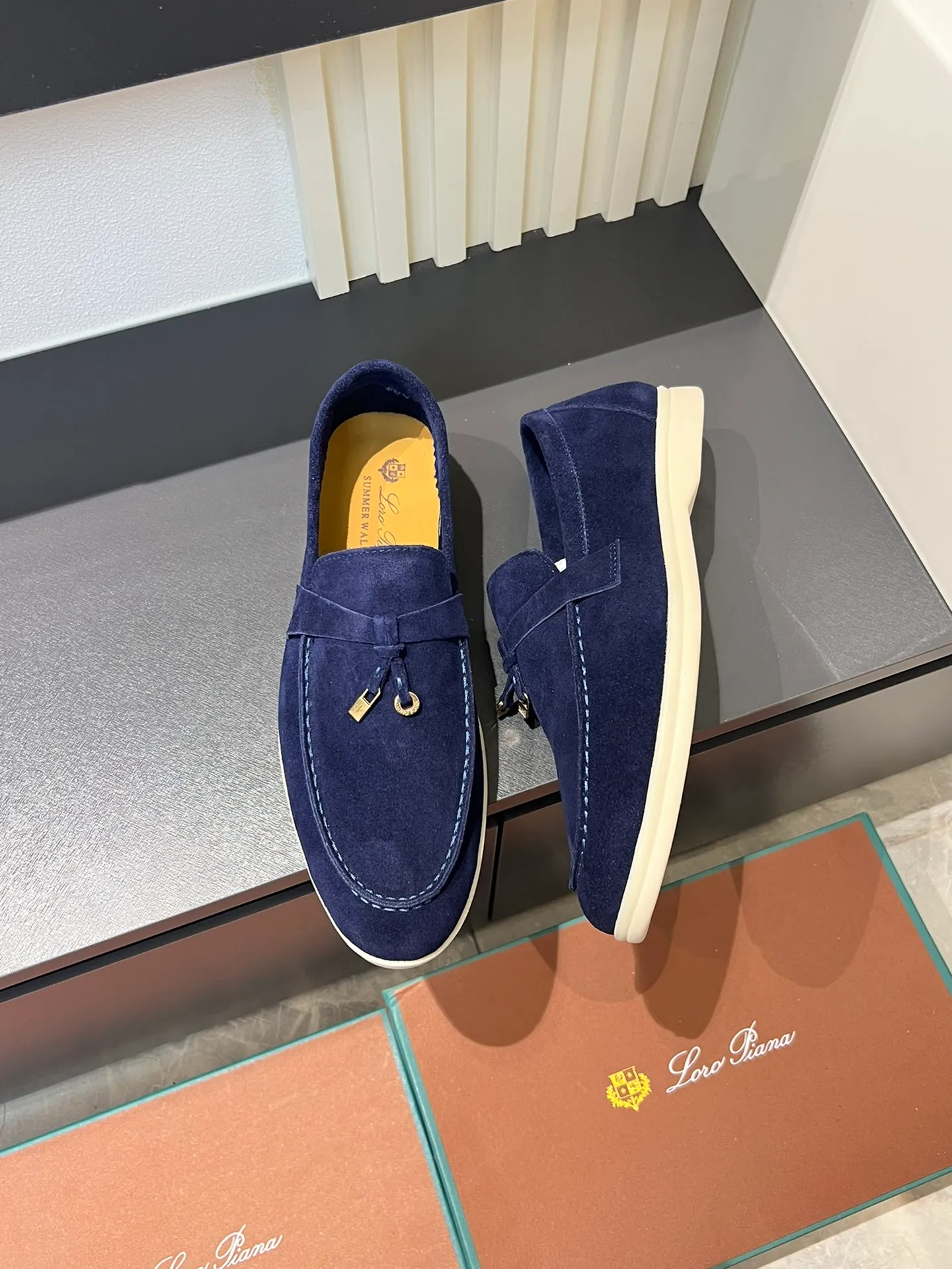 Men's shoes 💰p360 "Loro men's shoes 💰pian'*" Classic L men's shoes for couples 💰p Top version British flat loafers, a must-have item in old money style, the minimalist design is eye-catching and durable, a plus point for dressing The soft foot feel and texture are outstanding. They don’t scratch your feet and are very nice. They are matched with soft and waxy soles. They can be worn daily for a long time without getting tired. They are easy to wear, versatile and classic items, with perfect foot feel and texture! Imported cashmere fabric, the lining is made of imported A-grade water-dyed cow lining, the top version of the genuine leather midsole is sewn with pure handmade mark thread! Size: Female 35-40 (34. Customized) Male 38-44 (45.46. Customized)